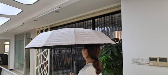 UPF 50 tự động mở / đóng Pongee UV bãi biển dù 23 inch 12 xương sườn mạnh mẽ chống gió