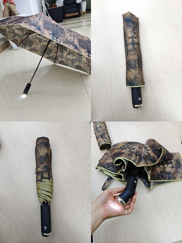 Ánh sáng LED tự động mở / đóng ô an toàn với dải phản xạ cho tầm nhìn ban đêm