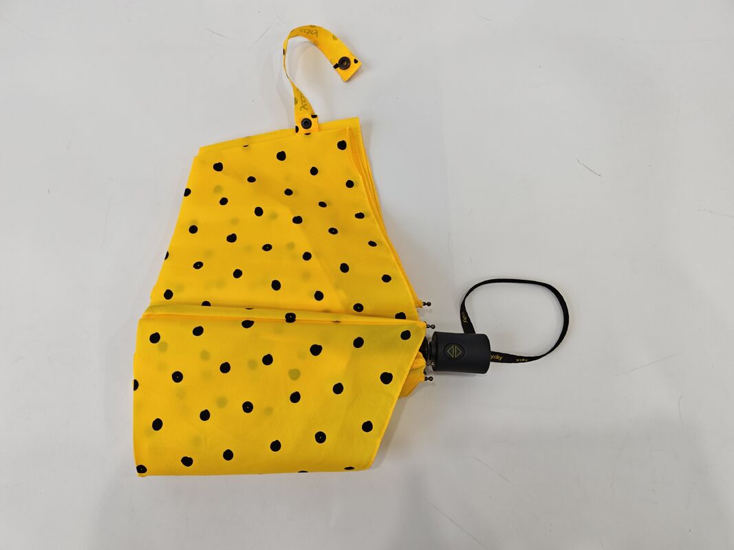 Chiếc ô du lịch tự động có đường kính mở 105cm với tay cầm phủ cao su và chiều dài gấp 26cm để dễ dàng di chuyển